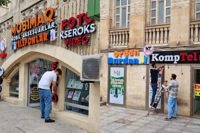 В Баку демонтировали рекламные щиты, наносящие ущерб историко-архитектурным памятникам - ФОТО